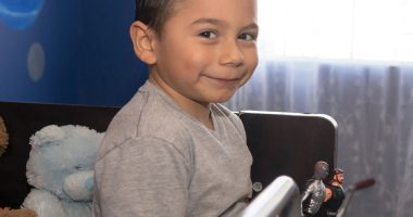 Front cover for Oscar limpia su cuarto by Barbara M. Flores; Elena Castro; Eddie Hernández