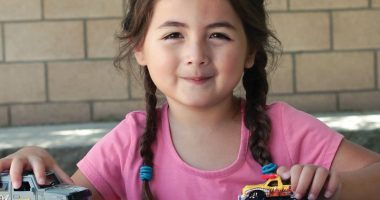 Front cover for Los carritos de Carla by Barbara M. Flores; Elena Castro; Eddie Hernández