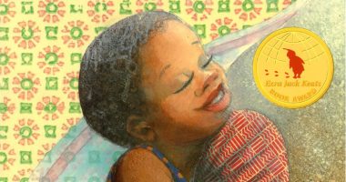Front cover for La muñeca de Elizabeti by Stephanie Stuve-Bodeen and Christy Hale