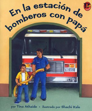 Front cover for En la estación de bomberos con papá by Tina Athaide and Shachi Kale