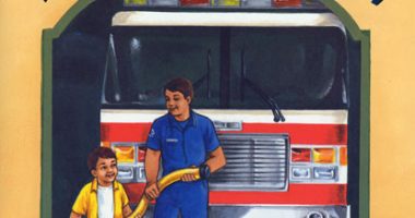 Front cover for En la estación de bomberos con papá by Tina Athaide and Shachi Kale